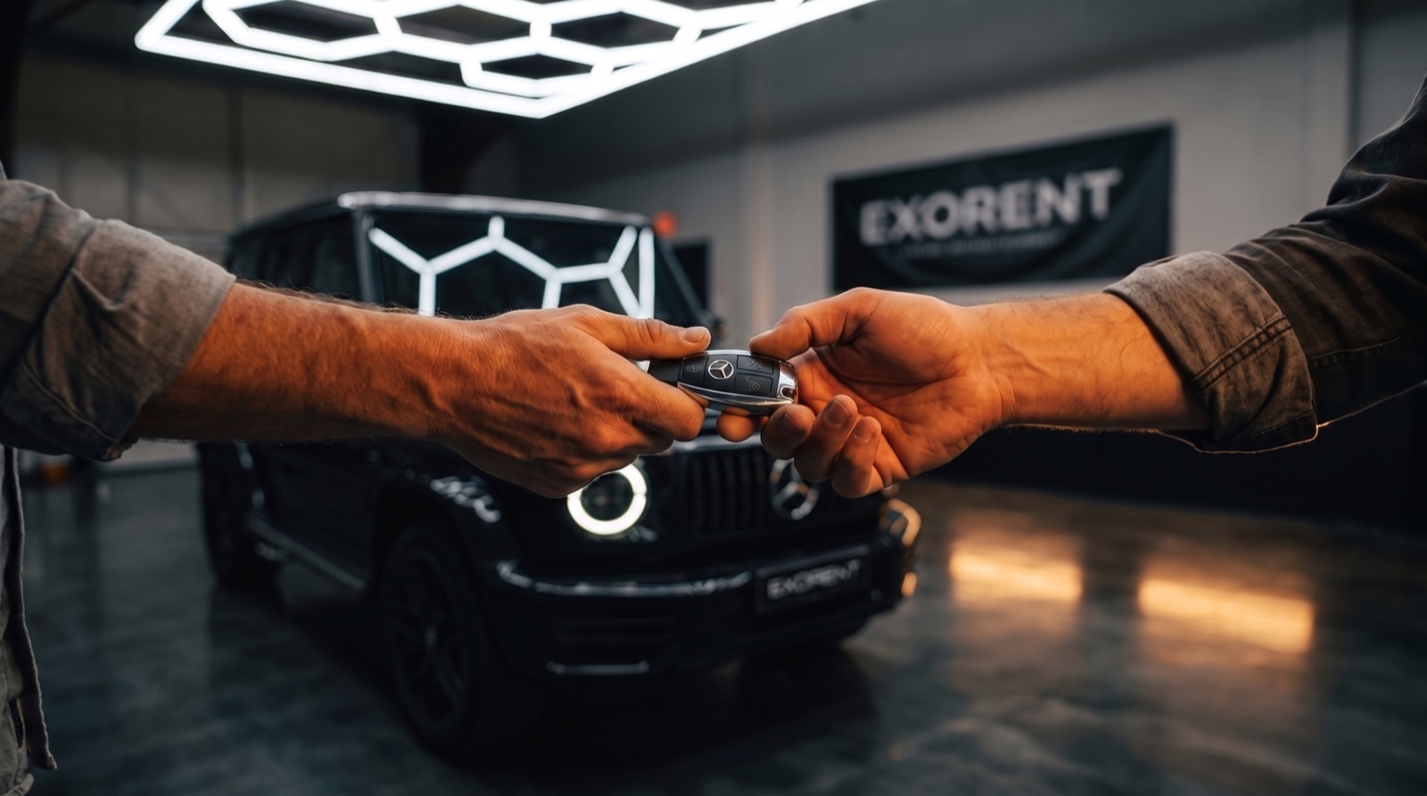 Schlüsselübergabe vor dem Mercedes-AMG G63 in der Halle